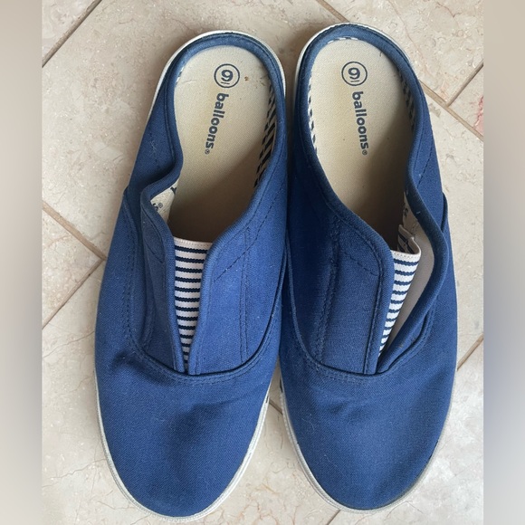 Slip on sneaker/tennis shoes sz. 9 - Picture 1 of 5
